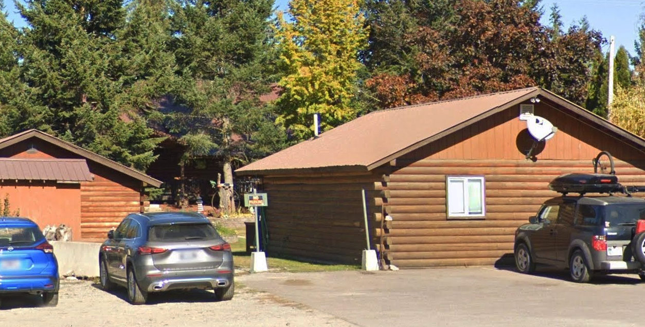 Glacier Bed and Breakfast Log Cabins - Hungry Horse MT